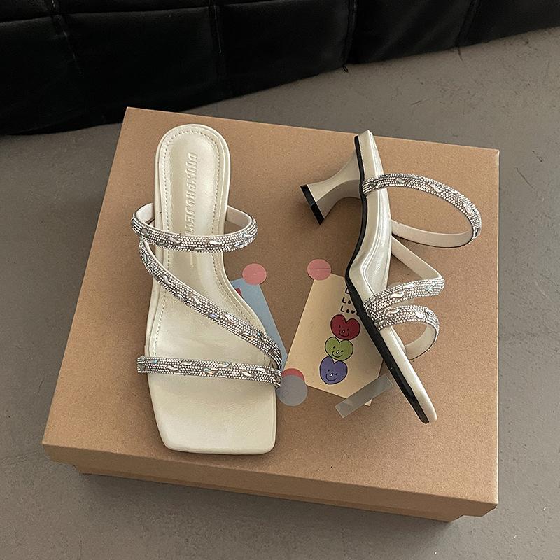 Летние новые шлепанцы на высоком каблуке с тонкими ремешками и стразами, квадратные, прозрачные и модные шлепанцы-одно слово, крутые шлепанцы 39 бежевый
Летние новые шлепанцы на высоком каблуке с тонкими ремешками и стразами, квадратные, прозрачные и модные шлепанцы-одно слово, крутые шлепанцы 39 бежевый