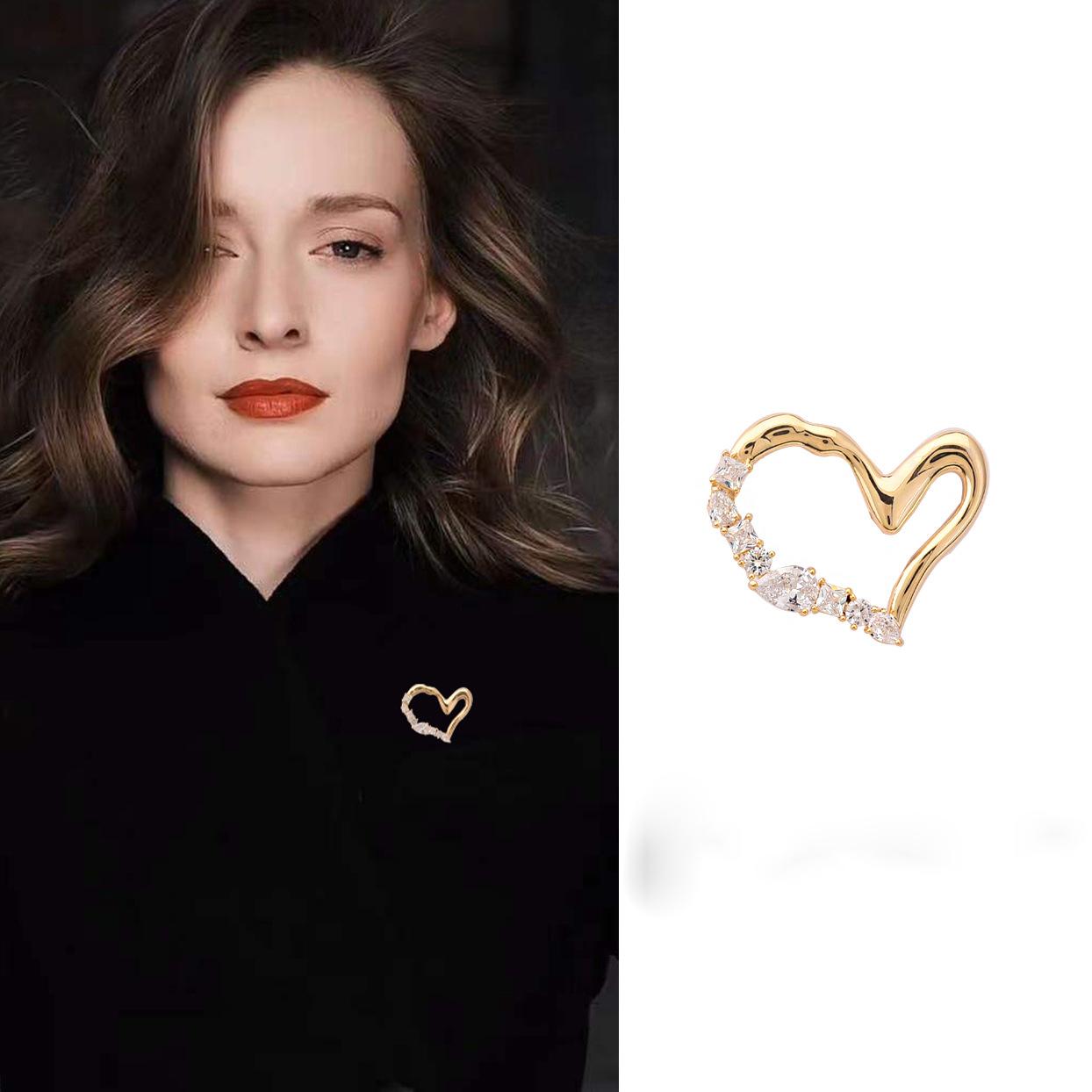 Simple and high-end love crystal anti-light brooch women s high-end sense niche clothes neckline accessories trinkets
Simple and high-end love crystal anti-light brooch women s high-end sense niche clothes neckline accessories trinkets