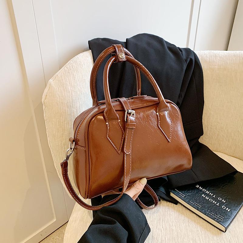 Handbag Women s New Fashion Commuter Bowling Bag Versatile Shoulder Bag Premium Messenger Bag Women коричневий
Handbag Women s New Fashion Commuter Bowling Bag Versatile Shoulder Bag Premium Messenger Bag Women коричневий