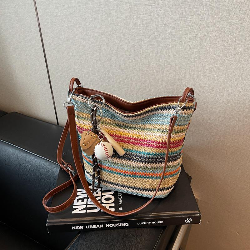 Rainbow color simple high-level sense of bucket shape soft and durable fashion exquisite new light luxury commuting diagonal cross shoulder handbag
Rainbow color simple high-level sense of bucket shape soft and durable fashion exquisite new light luxury commuting diagonal cross shoulder handbag