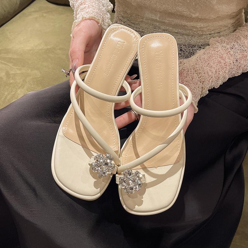 Set of toe slippers women s summer wear 2025 new rhinestone temperament gentle thick heel sandals 35 бежевый
Set of toe slippers women s summer wear 2025 new rhinestone temperament gentle thick heel sandals 35 бежевый