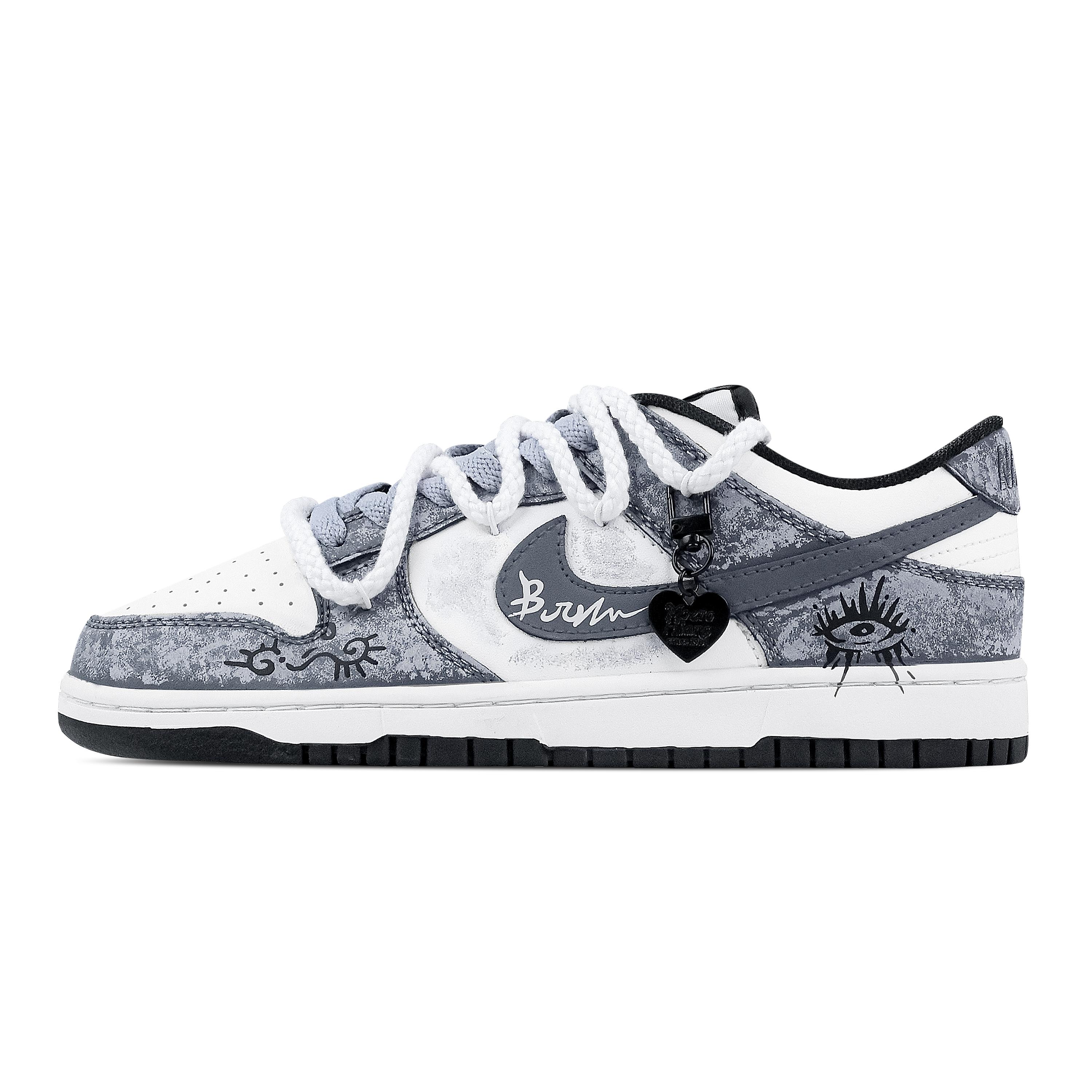 Nike Dunk One Eyed Hip Hop 1 Низькі кросівки для скейтбордингу, стійкі до стирання, унісекс, сіро-білі HF5441-100(Команда773-1) 44.5
Nike Dunk One Eyed Hip Hop 1 Низькі кросівки для скейтбордингу, стійкі до стирання, унісекс, сіро-білі HF5441-100(Команда773-1) 44.5