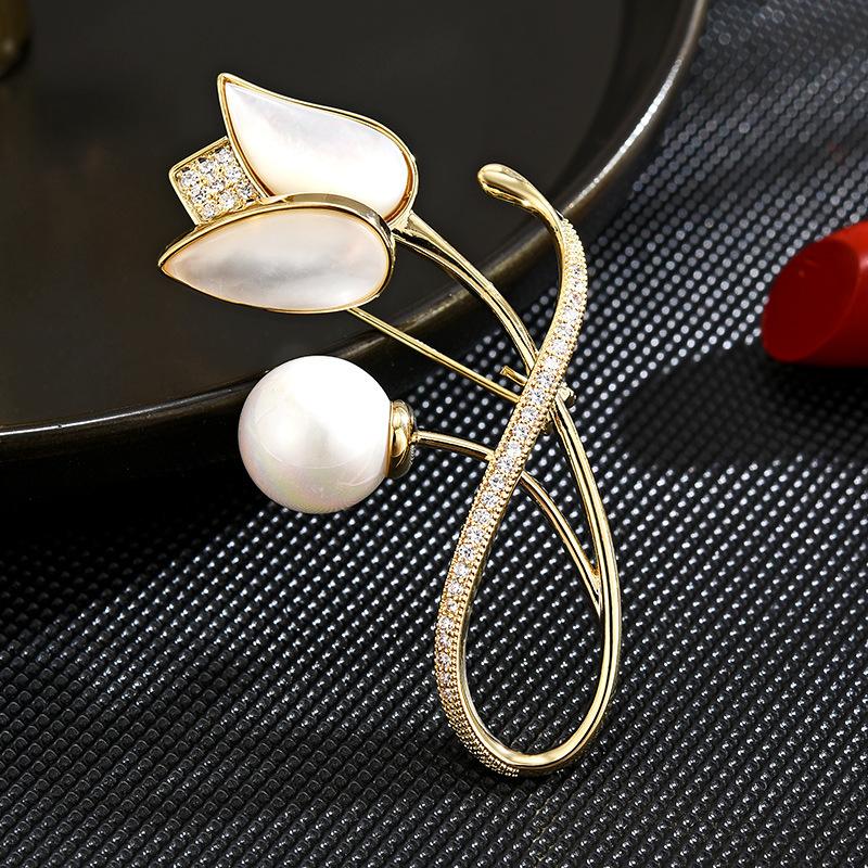4 Trend Spring New Women s Luxury Simulation Mother Shell Tulip Design Flower Brooch Elegant Coat Accessories
4 Trend Spring New Women s Luxury Simulation Mother Shell Tulip Design Flower Brooch Elegant Coat Accessories