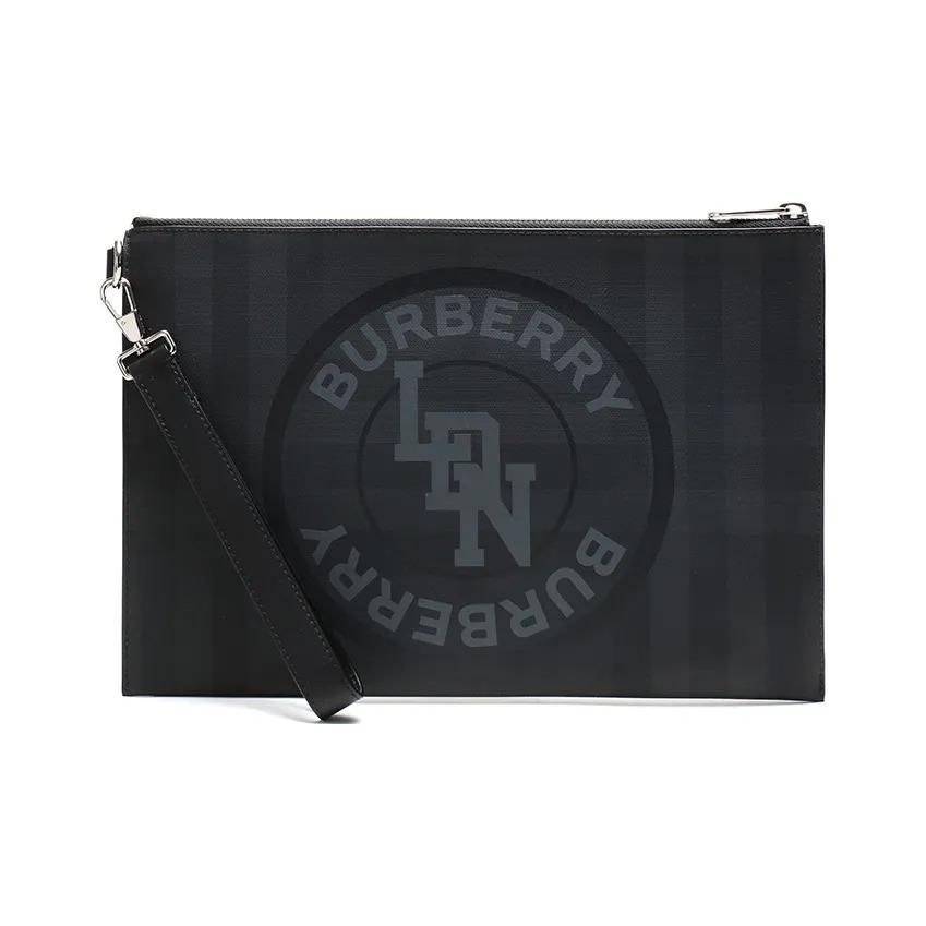 Burberry London Check Logo Fabric Storage Pouch Clutch for Men in Charcoal Gray Basic Package (Box + Dust Bag) чорний
Burberry London Check Logo Fabric Storage Pouch Clutch for Men in Charcoal Gray Basic Package (Box + Dust Bag) чорний