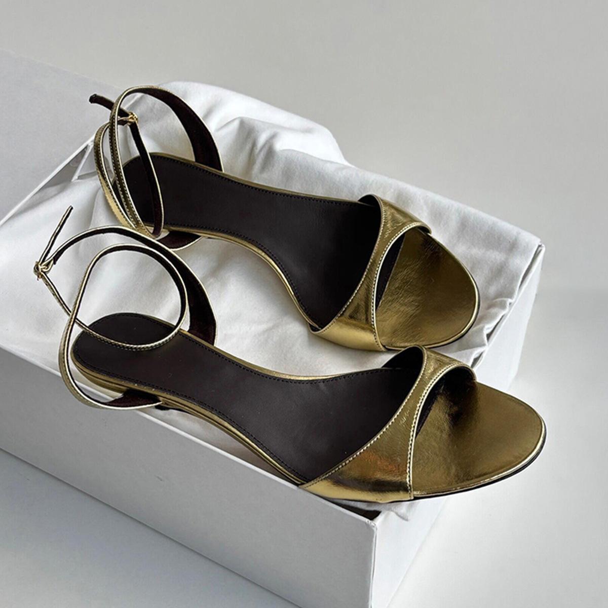 Sheepskin is versatile and high-end with gold sandals, women s kitten heels, and open-toed cool slippers. 35
Sheepskin is versatile and high-end with gold sandals, women s kitten heels, and open-toed cool slippers. 35