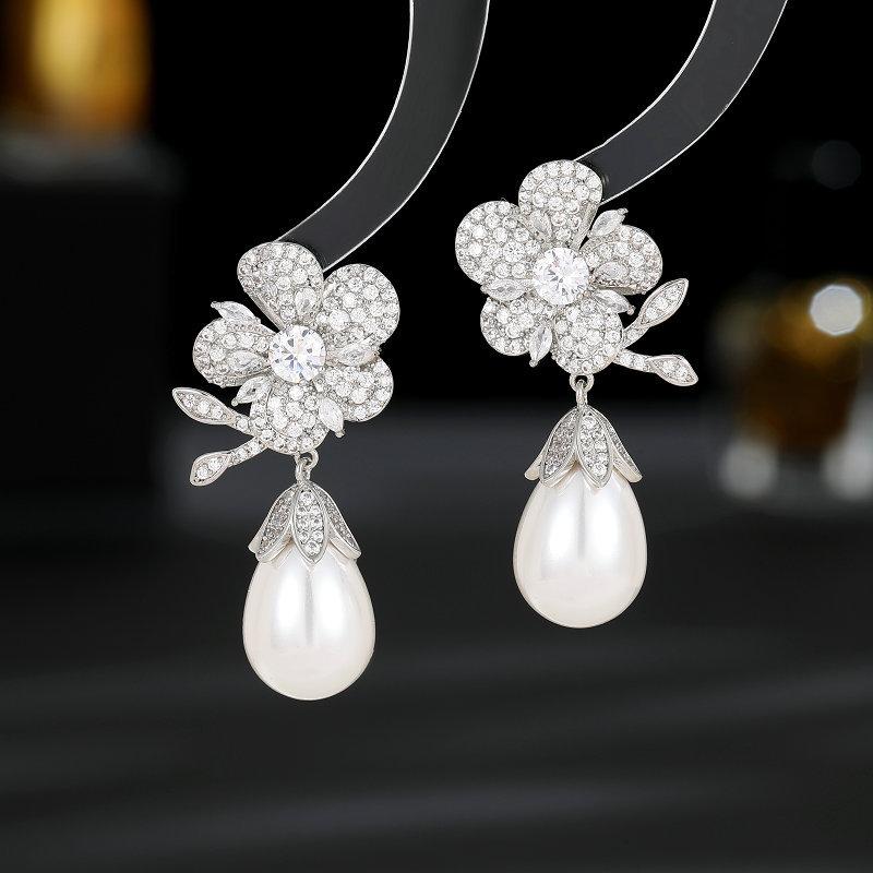 SUYU Французские Ретро Нишевые Элегантные Серьги с Темпераментом в Форме Капли Воды, Серьги-Цветы из Циркона
SUYU Французские Ретро Нишевые Элегантные Серьги с Темпераментом в Форме Капли Воды, Серьги-Цветы из Циркона