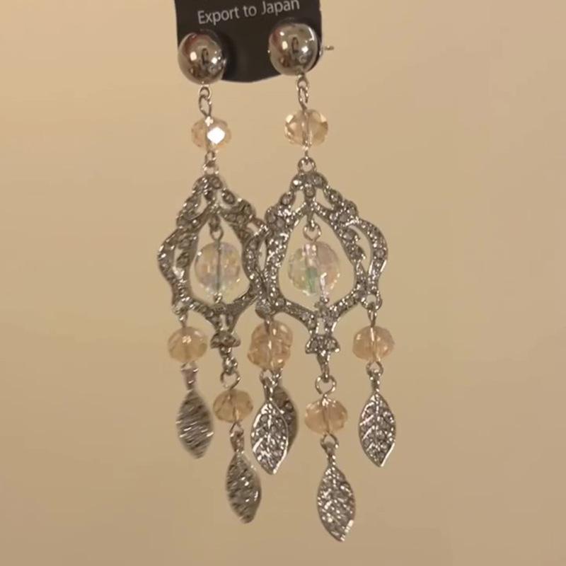 Glass bead leaf fringed earrings fashion exaggerated stud earrings personality temperament earrings niche high sense
Glass bead leaf fringed earrings fashion exaggerated stud earrings personality temperament earrings niche high sense