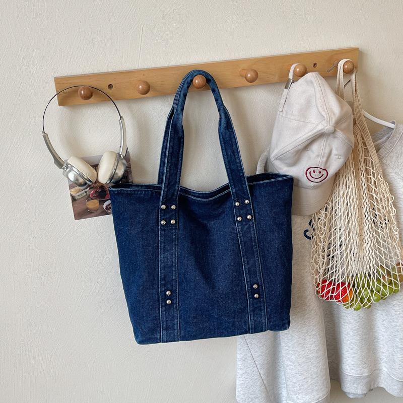 Korean Dgdaemun Fashi Denim Tote Bag Trendy Mom Casual and Minimalist Shoulder Bag with Studs Fashi Versatile Commute Bag
Korean Dgdaemun Fashi Denim Tote Bag Trendy Mom Casual and Minimalist Shoulder Bag with Studs Fashi Versatile Commute Bag