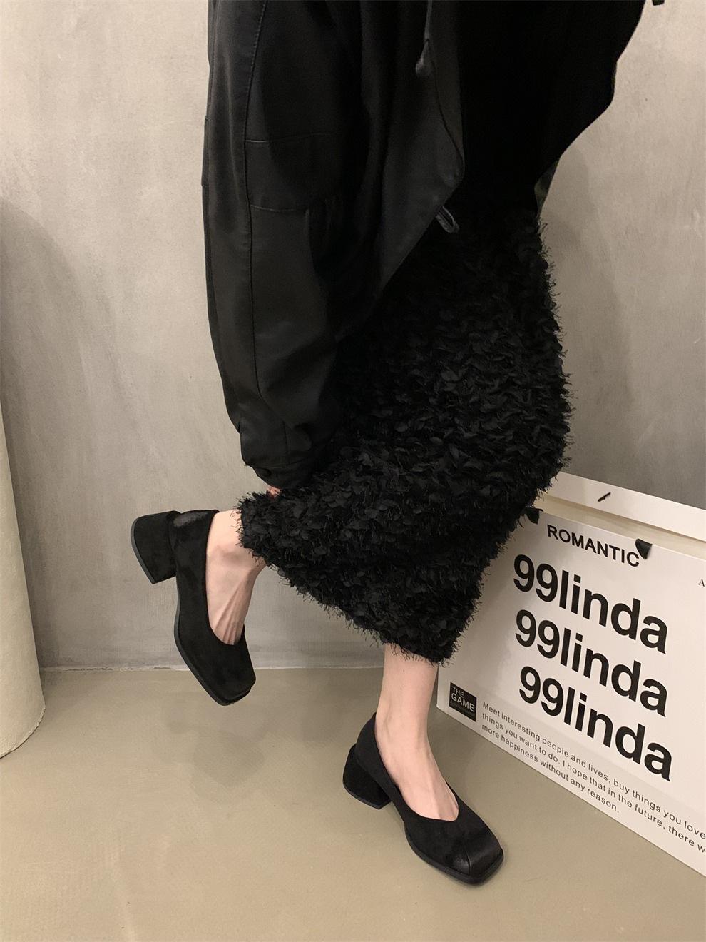 French thick heel black square head temperament single shoes women s shoes 2025 new retro shallow mouth late evening high heels 39 чорний
French thick heel black square head temperament single shoes women s shoes 2025 new retro shallow mouth late evening high heels 39 чорний
