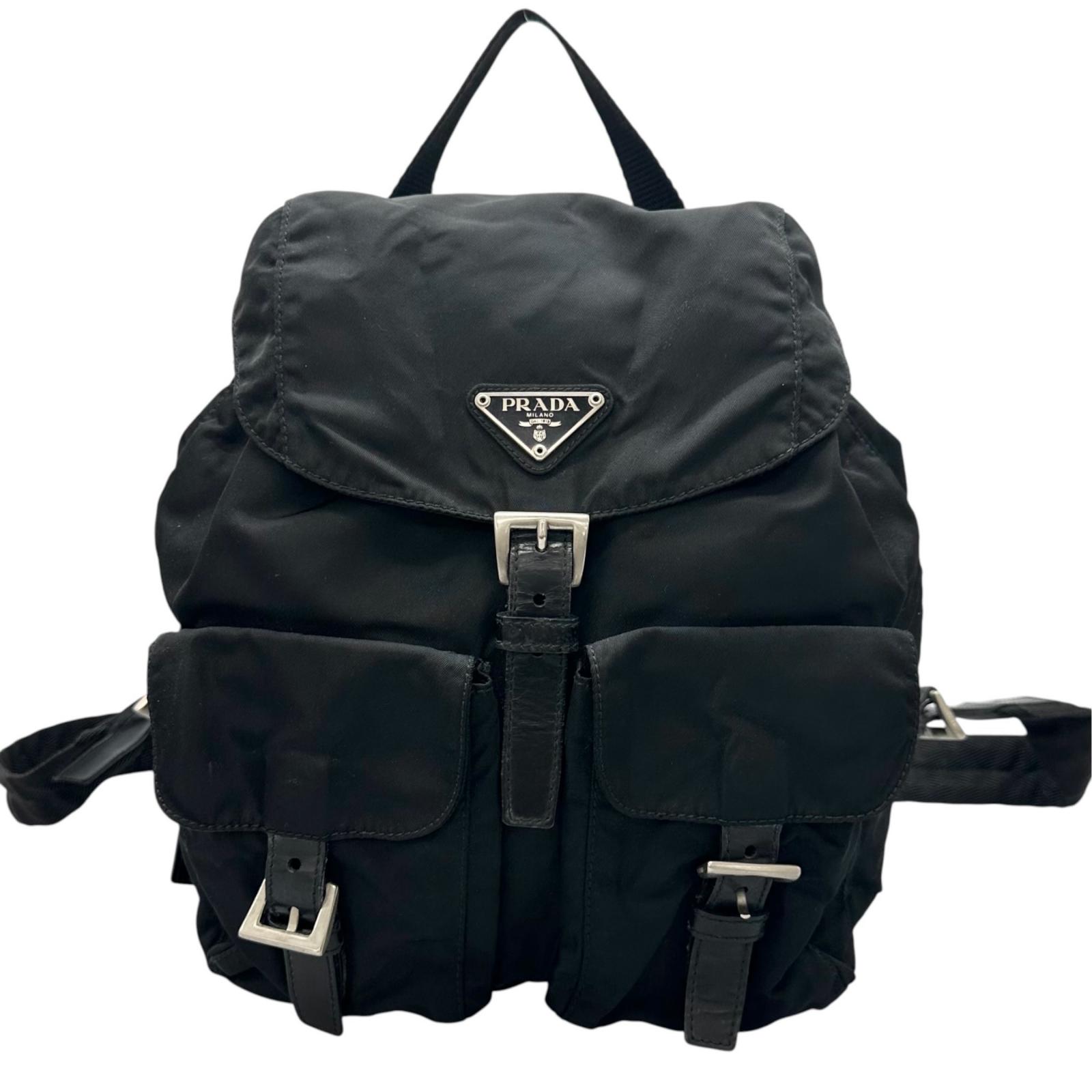 PRADA Рюкзак з трикутним логотипом · Daypack чорний Жіночий б/в
PRADA Рюкзак з трикутним логотипом · Daypack чорний Жіночий б/в