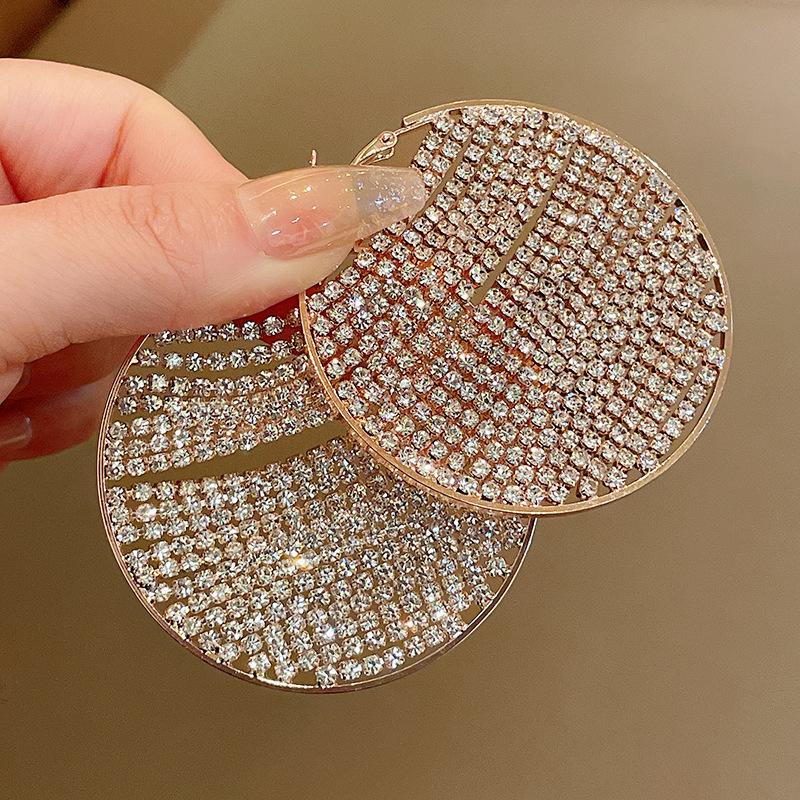 Silver needle zircon metal circle earrings European and American exaggerated temperament earrings fashionable and versatile high-end earrings women
Silver needle zircon metal circle earrings European and American exaggerated temperament earrings fashionable and versatile high-end earrings women