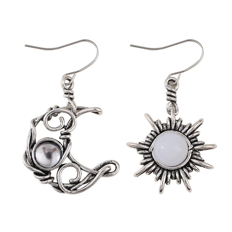 Retro Sun Moon Moonstone Geometric Hollow Asymmetrical Earrings срібний
Retro Sun Moon Moonstone Geometric Hollow Asymmetrical Earrings срібний