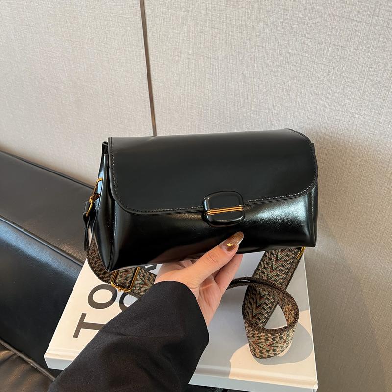 New large-capacity shoulder bag fashionable women s temperament trendy simple commute portable messenger small square bag
New large-capacity shoulder bag fashionable women s temperament trendy simple commute portable messenger small square bag