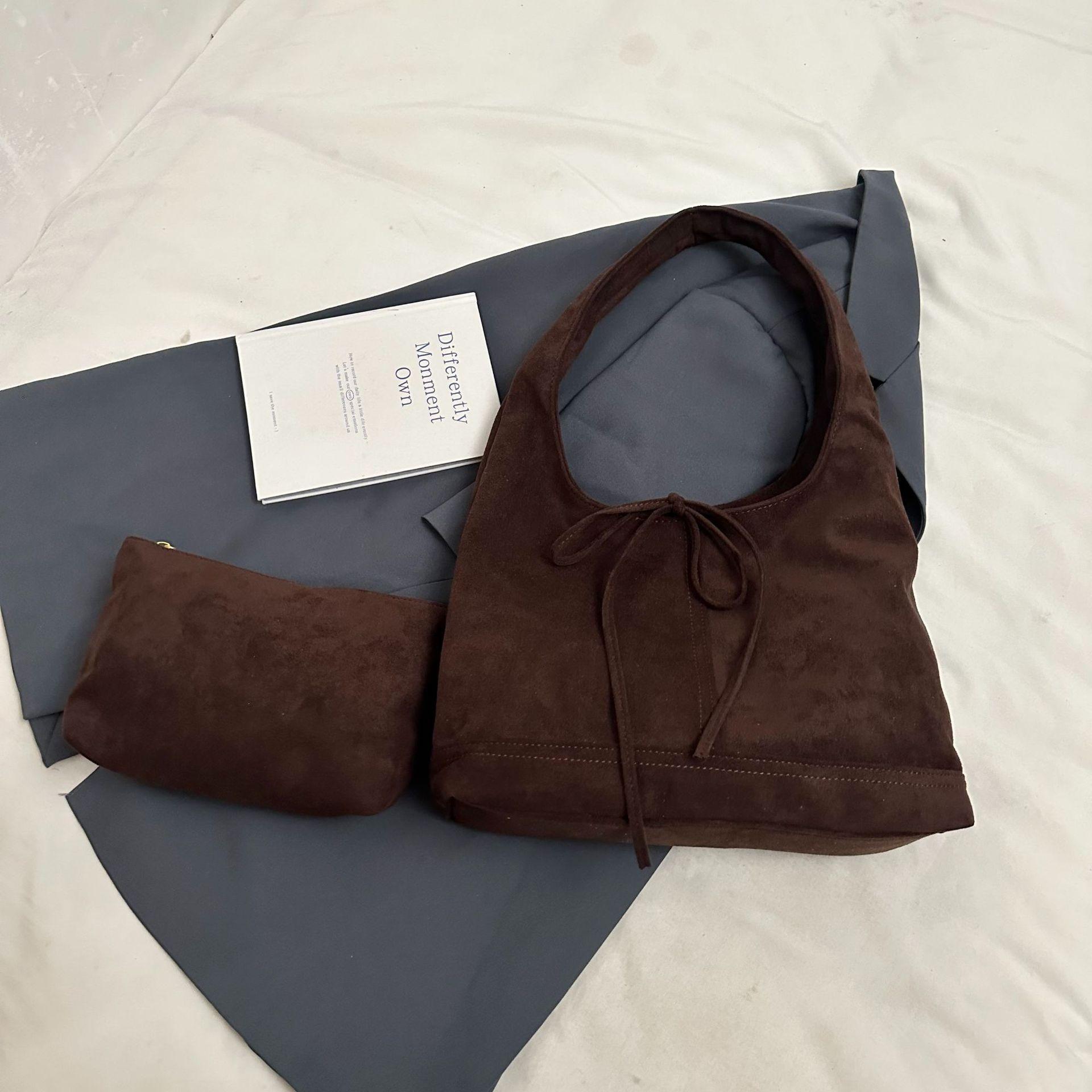 Темперамент мода повседневный винтаж замша пригородный сумка через плечо подмышки бант сумка Tide темно-коричневого
Темперамент мода повседневный винтаж замша пригородный сумка через плечо подмышки бант сумка Tide темно-коричневого