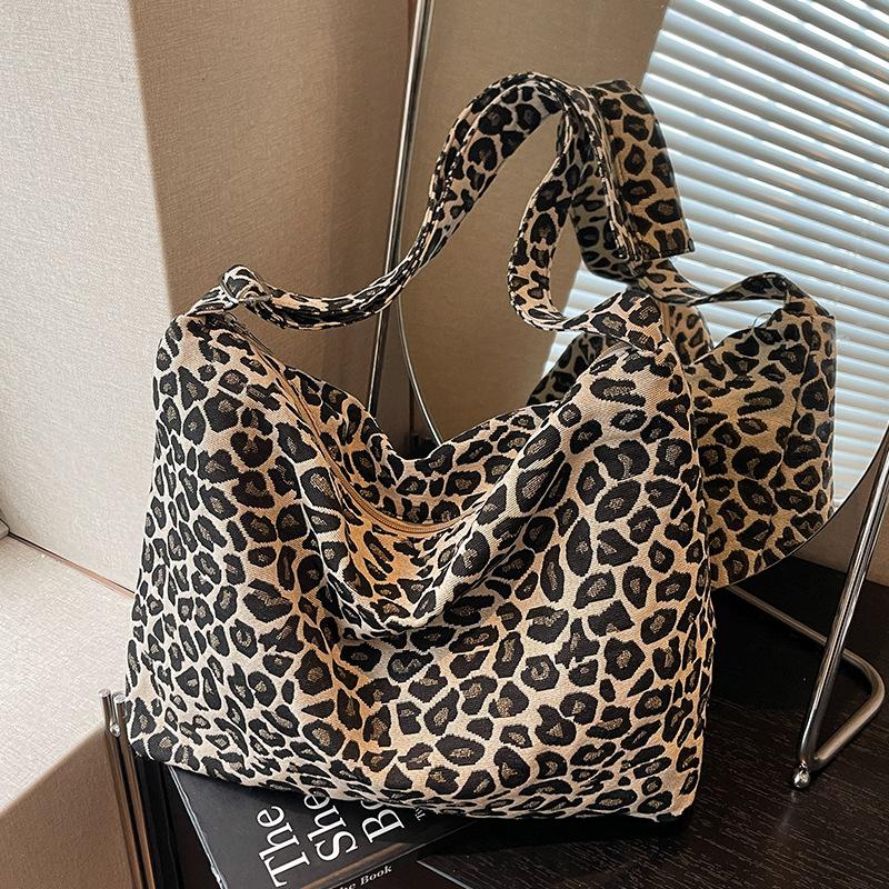 Вместительная повседневная сумка через плечо в иностранном стиле с леопардовым принтом, новая персонализированная сумка-тоут под мышкой, модная парусиновая сумка-мессенджер, сумка для женщин цветной печати леопарда
Вместительная повседневная сумка через плечо в иностранном стиле с леопардовым принтом, новая персонализированная сумка-тоут под мышкой, модная парусиновая сумка-мессенджер, сумка для женщин цветной печати леопарда