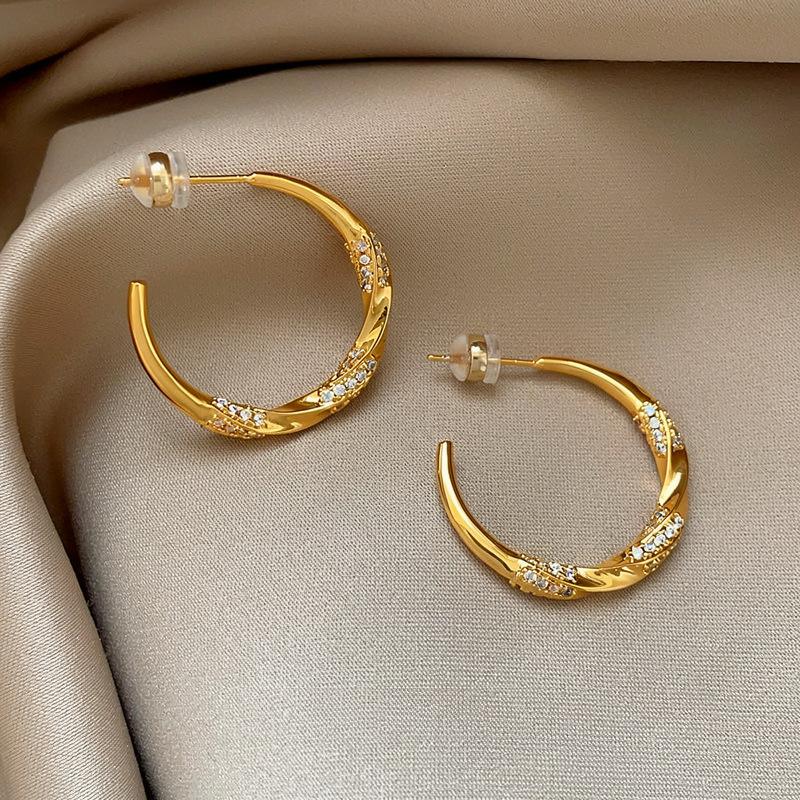 European and American silver needle zircon twisted C-shaped stud earrings retro fashion exquisite earrings light luxury high-end earrings women
European and American silver needle zircon twisted C-shaped stud earrings retro fashion exquisite earrings light luxury high-end earrings women