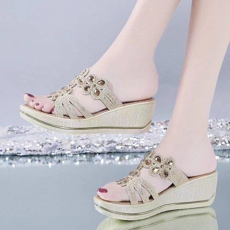 Шлепанцы на высоком каблуке женские летние модные со стразами на толстой подошве на танкетке крутые шлепанцы женские для выхода в свет пляжные сандалии 40 золотой
Шлепанцы на высоком каблуке женские летние модные со стразами на толстой подошве на танкетке крутые шлепанцы женские для выхода в свет пляжные сандалии 40 золотой