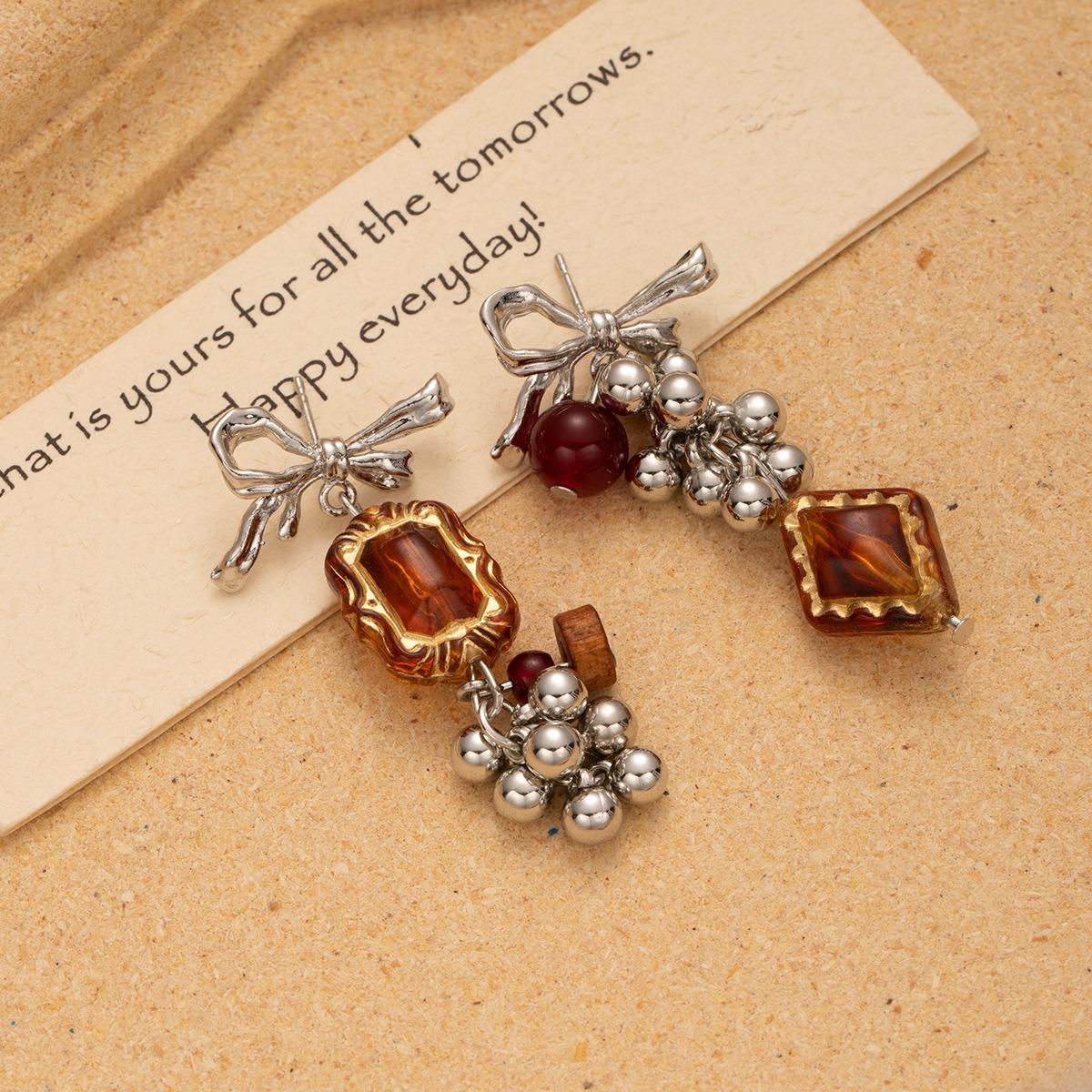 French Retro Asymmetric Bow Earrings 925 Silver Needle Personalized Maillard Style Beaded Geometric Fringed Earrings
French Retro Asymmetric Bow Earrings 925 Silver Needle Personalized Maillard Style Beaded Geometric Fringed Earrings