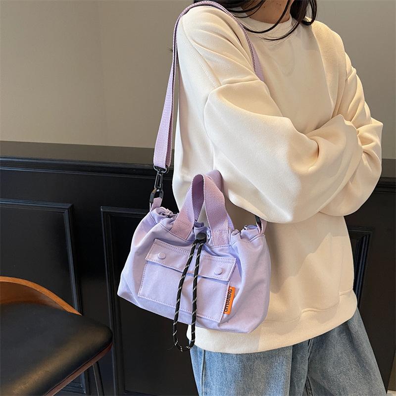 2025 new contrasting color pleated shoulder bag nylon cloth casual versatile messenger bag large capacity lightweight bag women One size
2025 new contrasting color pleated shoulder bag nylon cloth casual versatile messenger bag large capacity lightweight bag women One size