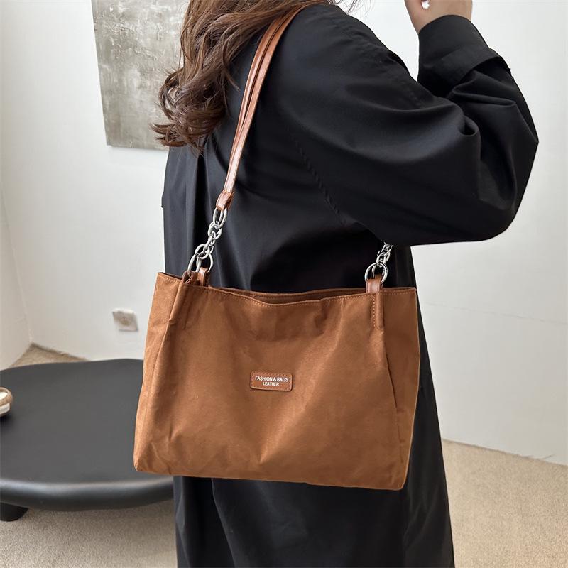 Simple large capacity casual women solid color retro winter new single shoulder underarm tote bag women чорний
Simple large capacity casual women solid color retro winter new single shoulder underarm tote bag women чорний