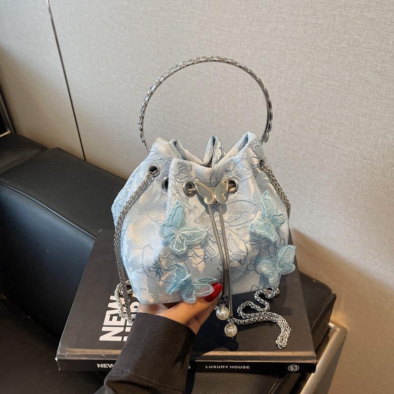 Embroidered canvas bag women s summer new niche chain messenger bag drawstring bucket bag світло-синій колір
Embroidered canvas bag women s summer new niche chain messenger bag drawstring bucket bag світло-синій колір