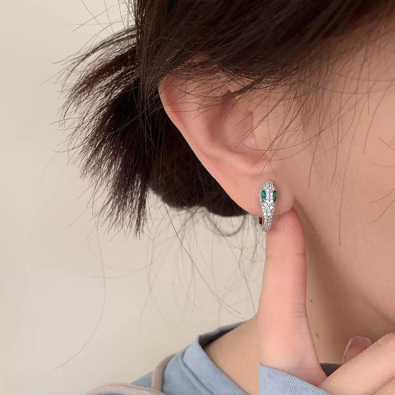 Mosquito coil disc fashionable commuting zircon big brand small snake integrated earclip hole-free exquisite earrings temperament small earrings
Mosquito coil disc fashionable commuting zircon big brand small snake integrated earclip hole-free exquisite earrings temperament small earrings