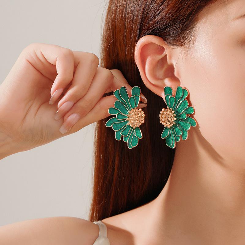 Retro alloy floral stud earrings temperament texture painting oil flower earrings women
Retro alloy floral stud earrings temperament texture painting oil flower earrings women