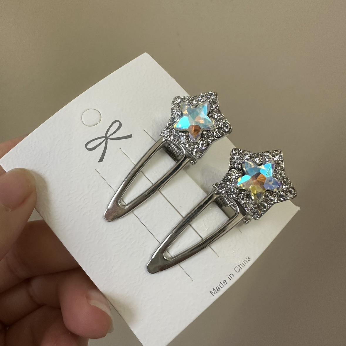 2pcs/bag Super Sparkling Rhinestone Star Hair Clips Diamond Bangs Side Clips Duckbill Clips Broken Hairpins Forehead Edge Clip
2pcs/bag Super Sparkling Rhinestone Star Hair Clips Diamond Bangs Side Clips Duckbill Clips Broken Hairpins Forehead Edge Clip
