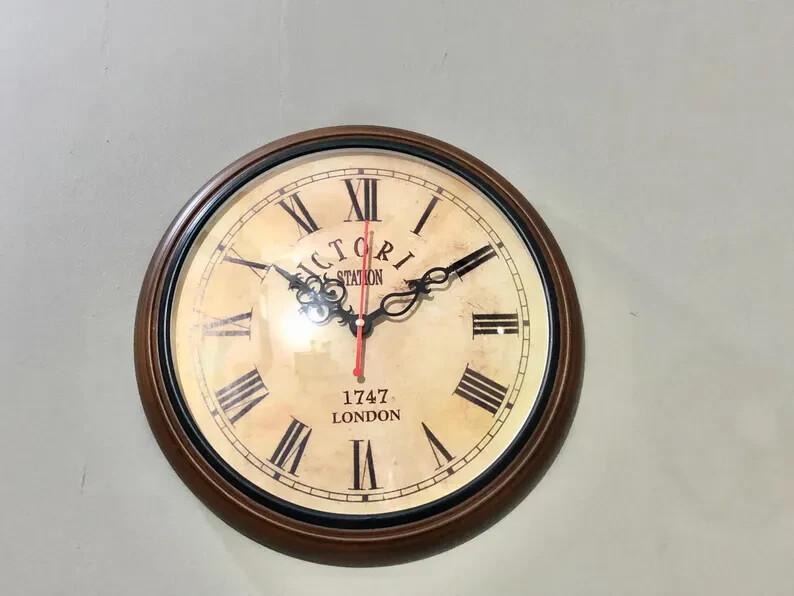 Handcrafted Wooden Wall Clock with Antique Deep Glass Design Stylish and Timeles коричневый
Handcrafted Wooden Wall Clock with Antique Deep Glass Design Stylish and Timeles коричневый
