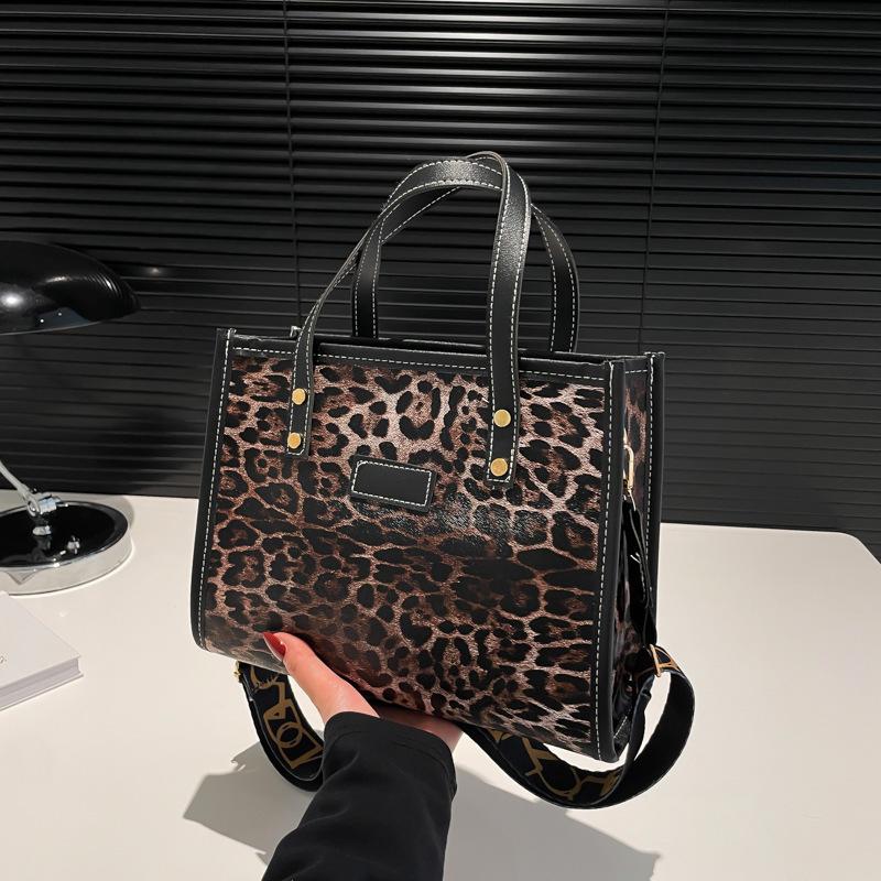 Fashion is popular this year, foreign and beautiful bags 2025 new autumn large-capacity shoulder crossbody niche tote bags
Fashion is popular this year, foreign and beautiful bags 2025 new autumn large-capacity shoulder crossbody niche tote bags