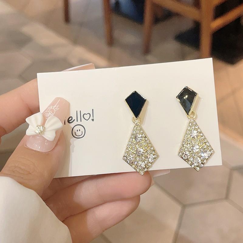 Серебряные серьги-гвоздики из серебра 925 пробы. Роскошные серьги-гвоздики с бриллиантами. Женские геометрические серьги с бриллиантами. Простые серьги. Модный стиль. Все с винтажными серьгами.
Серебряные серьги-гвоздики из серебра 925 пробы. Роскошные серьги-гвоздики с бриллиантами. Женские геометрические серьги с бриллиантами. Простые серьги. Модный стиль. Все с винтажными серьгами.