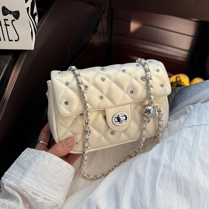 Summer fashion diamond chain bag women s 2025 new simple and versatile small square bag Korean version messenger mobile phone bag
Summer fashion diamond chain bag women s 2025 new simple and versatile small square bag Korean version messenger mobile phone bag