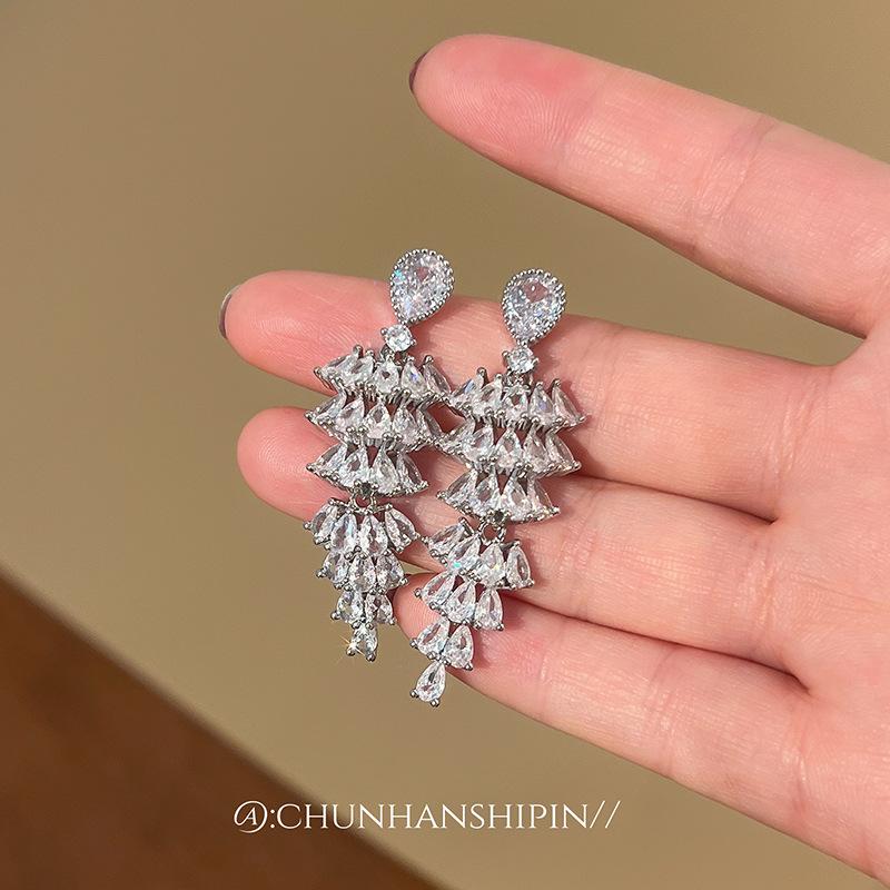 Explosive fan-shaped zircon ear clips without ear piercings, advanced luxury heavy industry temperament, long ear clips, retro exquisite stud earrings
Explosive fan-shaped zircon ear clips without ear piercings, advanced luxury heavy industry temperament, long ear clips, retro exquisite stud earrings