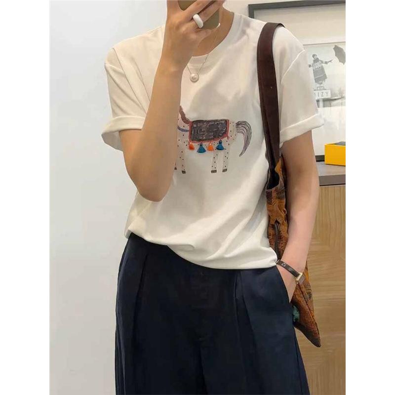 European goods, foreign style, niche and chic design top, white printed round neck short-sleeved t-shirt, women s 2025 new summer XXXL
European goods, foreign style, niche and chic design top, white printed round neck short-sleeved t-shirt, women s 2025 new summer XXXL