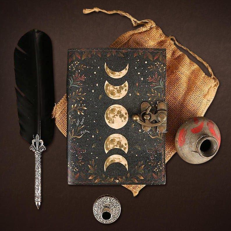 Кожаный журнал ручной работы «Фазы Луны» - Винтажный гримуар с бумагой ручной работы | Колдовство, Книга заклинаний, Лунный дневник, Подарок для женщин и мужчин 7 x 5 in
Кожаный журнал ручной работы «Фазы Луны» - Винтажный гримуар с бумагой ручной работы | Колдовство, Книга заклинаний, Лунный дневник, Подарок для женщин и мужчин 7 x 5 in