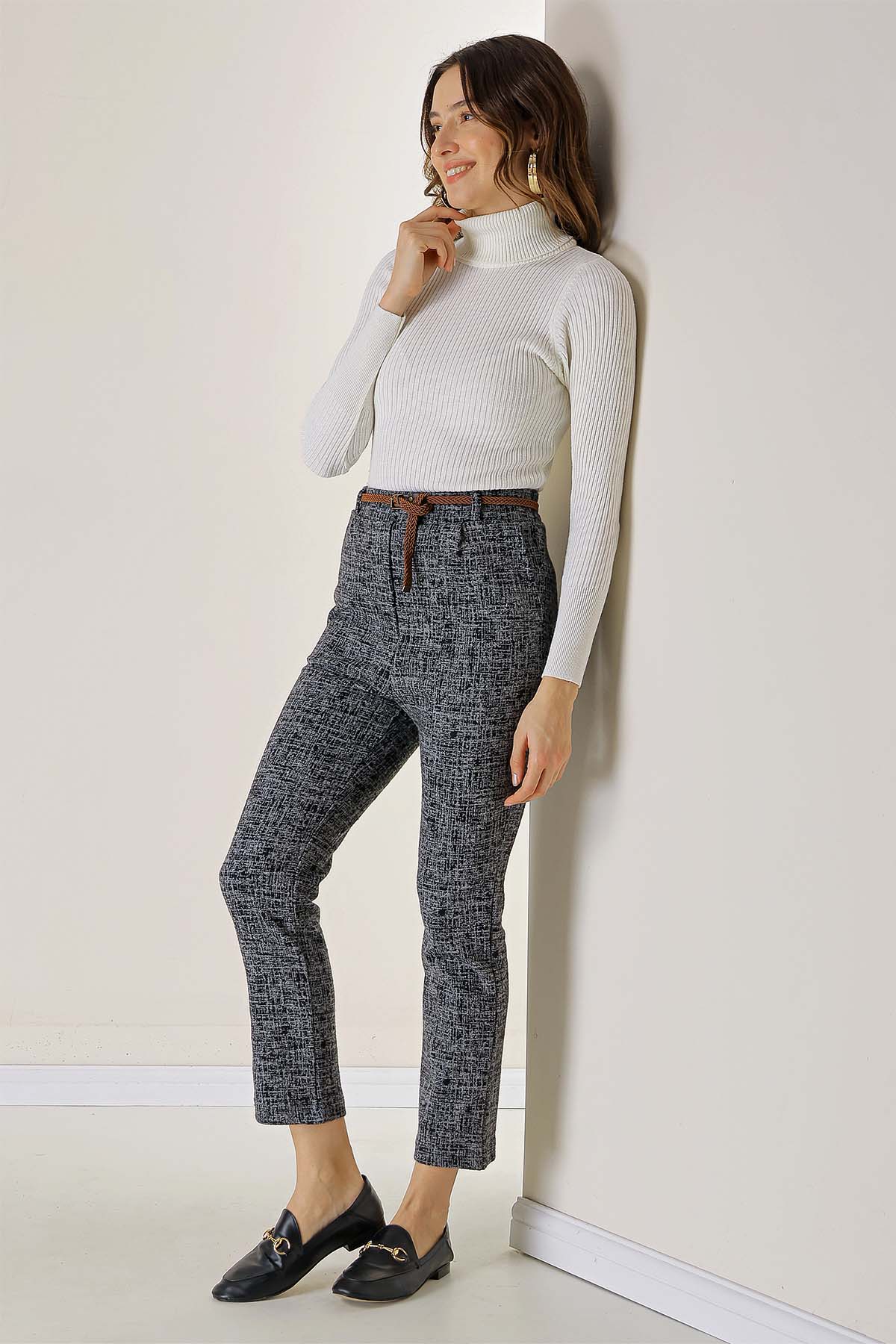 Вузькі брюки з еластичним поясом і бічними кишенями зі скляним розбитим візерунком S сірий колір
Вузькі брюки з еластичним поясом і бічними кишенями зі скляним розбитим візерунком S сірий колір