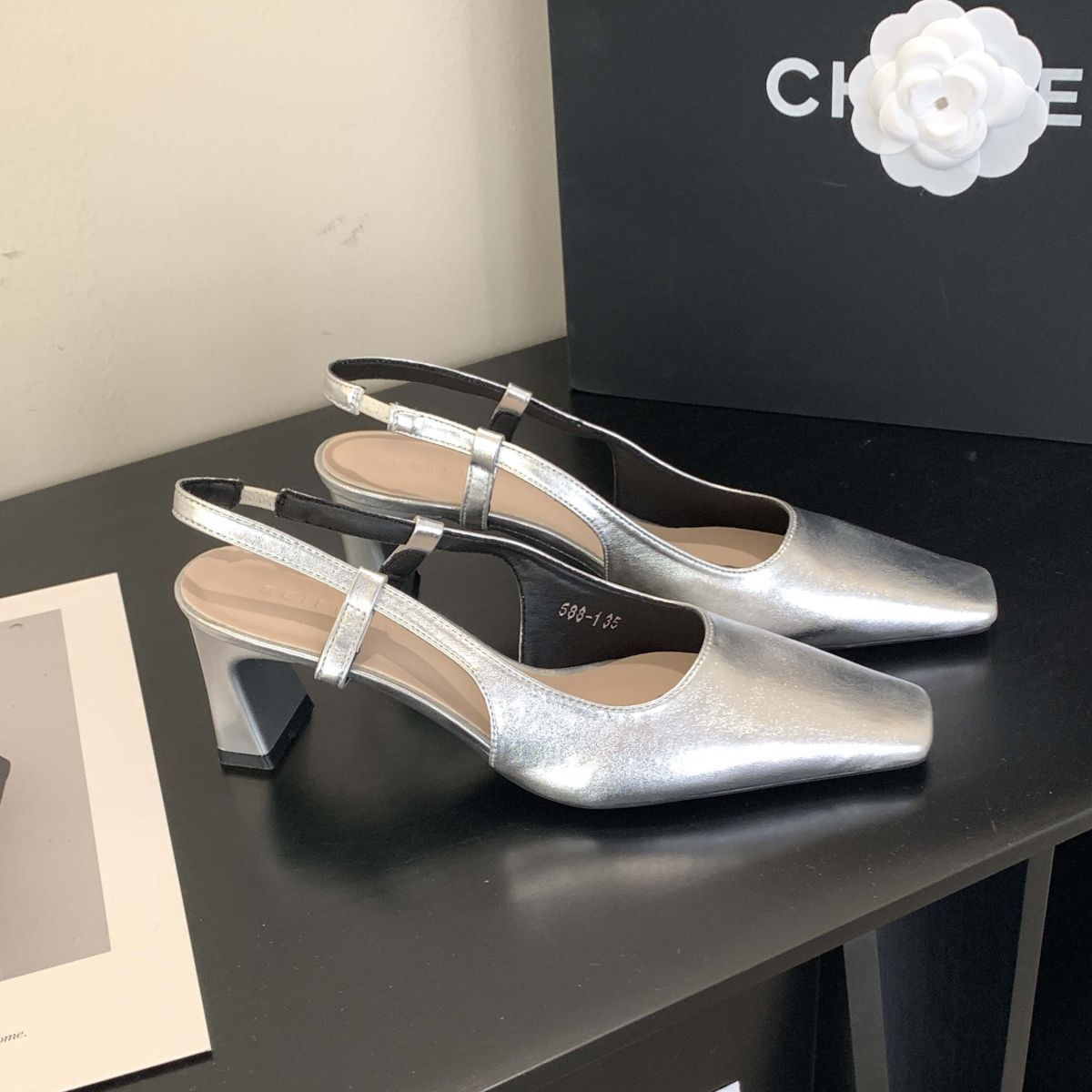 Толстый каблук квадратный нос лакированная кожа сумка голова сандалии Фея Фея летние универсальные квадратный нос высокий каблук пустые одинарные туфли 38 серебряный
Толстый каблук квадратный нос лакированная кожа сумка голова сандалии Фея Фея летние универсальные квадратный нос высокий каблук пустые одинарные туфли 38 серебряный