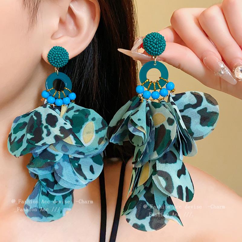 Bohemian Leopard Print Flower Tassel Dangle Earrings - Exaggerated Lace Style for Women
Bohemian Leopard Print Flower Tassel Dangle Earrings - Exaggerated Lace Style for Women