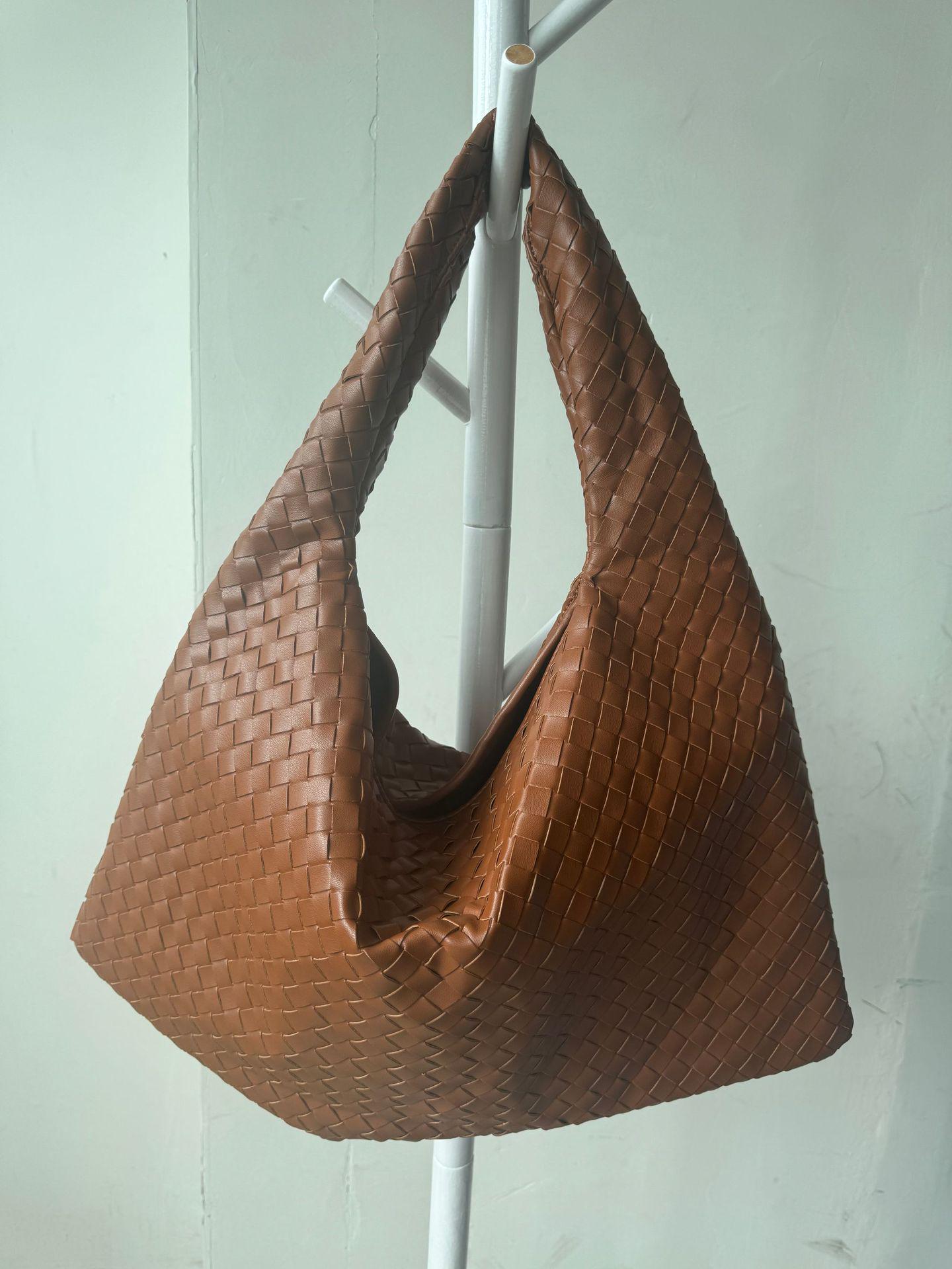 Модная женская плетеная сумка-тоут 2024 года: Большая вместимость, можно носить в руке или на плече
Модная женская плетеная сумка-тоут 2024 года: Большая вместимость, можно носить в руке или на плече