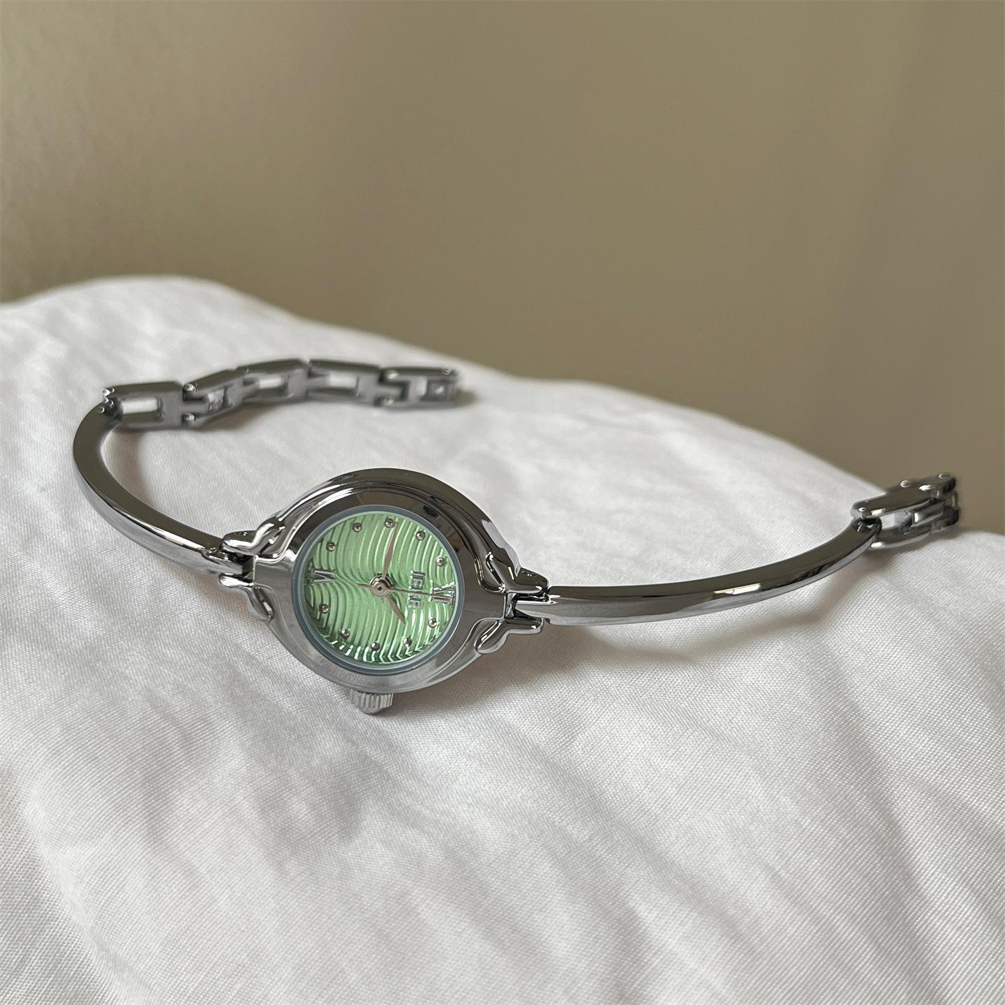 IEKE exquisite small dial ultra-fine bracelet watch, small retro bracelet women s watch, simple and high-value quartz watch
IEKE exquisite small dial ultra-fine bracelet watch, small retro bracelet women s watch, simple and high-value quartz watch