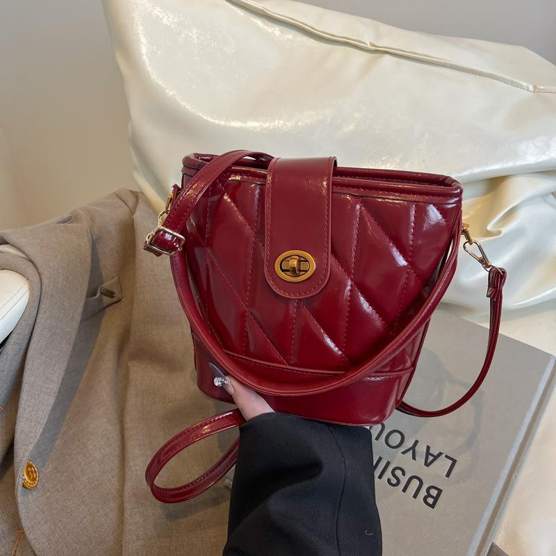 Casual retro small bag women s 2025 new autumn and winter versatile messenger bag fashion super fire handbag bucket bag красный
Casual retro small bag women s 2025 new autumn and winter versatile messenger bag fashion super fire handbag bucket bag красный