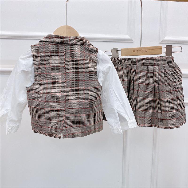 Весняний Новий Набір з Трьох Предметів для Дівчат: Рибна Блуза та Спідниця AQ081 Size 90
Весняний Новий Набір з Трьох Предметів для Дівчат: Рибна Блуза та Спідниця AQ081 Size 90