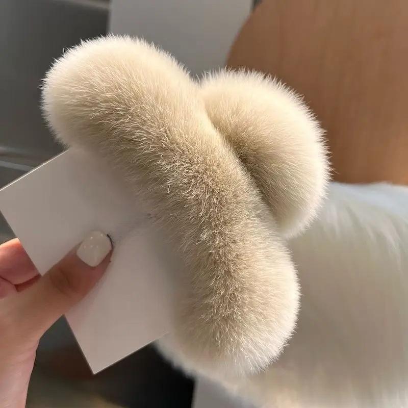 1PC Solid Color Plush Clip, High-end Texture, Autumn and Winter Multi Hair Hair Clip, Feminine Temperament, Hairstyle 13cm бежевый
1PC Solid Color Plush Clip, High-end Texture, Autumn and Winter Multi Hair Hair Clip, Feminine Temperament, Hairstyle 13cm бежевый