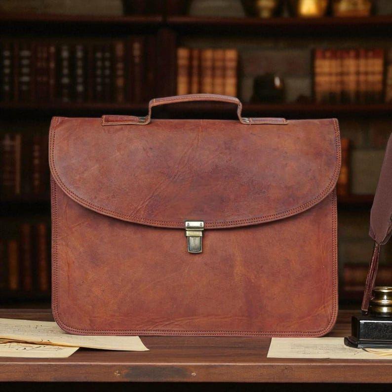 Кожаный портфель-мессенджер для ноутбука для мужчин, монограммный кросс-боди, компьютерная сумка-слинг, сумка для проектов, подарок на Рождество для шаферов 16 x 12 x 5 in
Кожаный портфель-мессенджер для ноутбука для мужчин, монограммный кросс-боди, компьютерная сумка-слинг, сумка для проектов, подарок на Рождество для шаферов 16 x 12 x 5 in