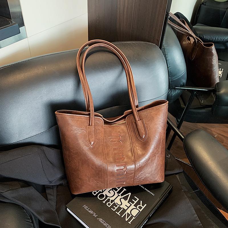 Stylish large-capacity tote bag, high-end simple handbag, retro versatile casual bucket bag tide коричневый
Stylish large-capacity tote bag, high-end simple handbag, retro versatile casual bucket bag tide коричневый