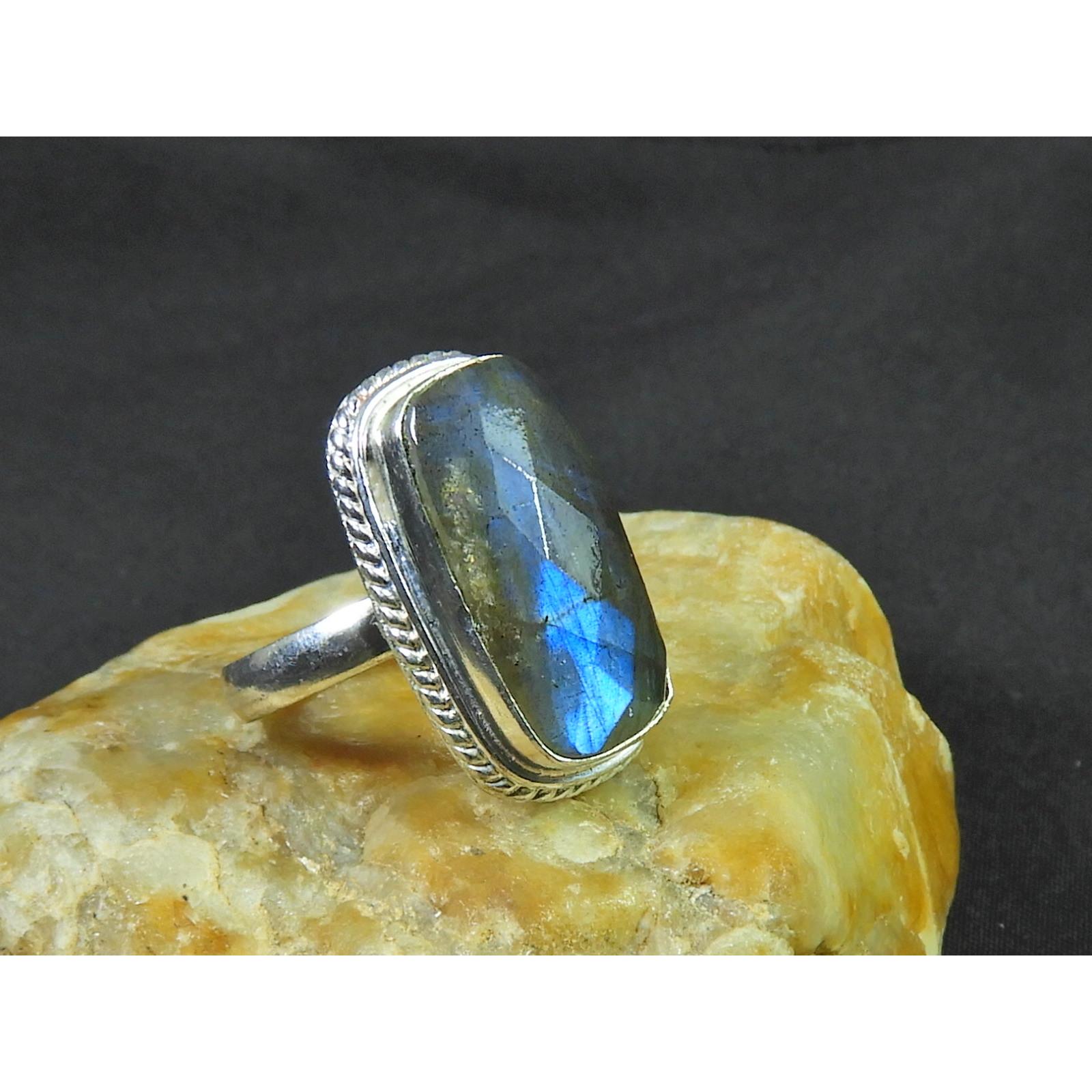 Natural Labradorite 925 Sterling Silver Octagon Handmade Vintage Ring US-7.5 MK-104
Natural Labradorite 925 Sterling Silver Octagon Handmade Vintage Ring US-7.5 MK-104