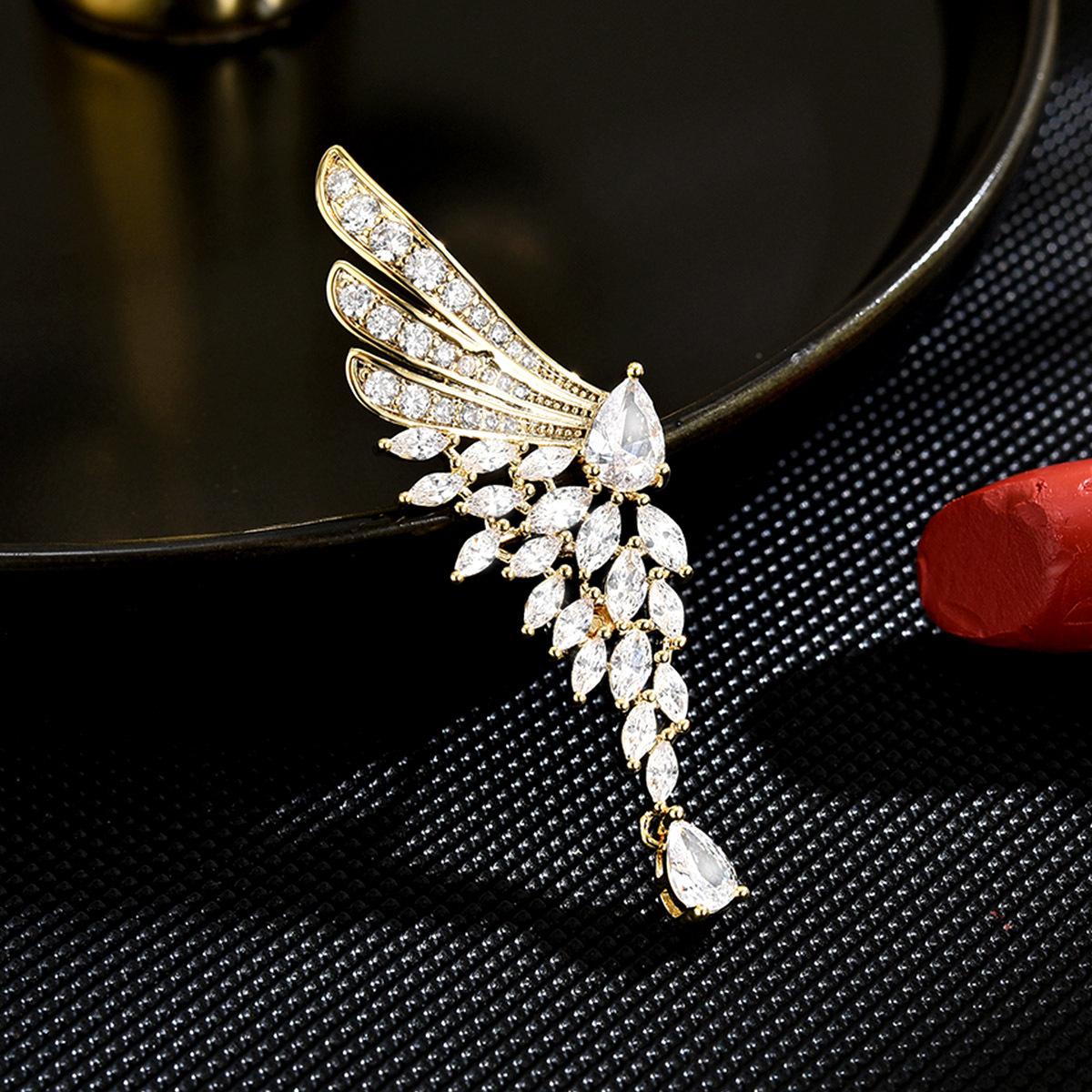Women s Light Luxury Design Elegant Inlaid Zircon Half Wing Brooch Fashionable And Versatile Niche Design Brooch
Women s Light Luxury Design Elegant Inlaid Zircon Half Wing Brooch Fashionable And Versatile Niche Design Brooch