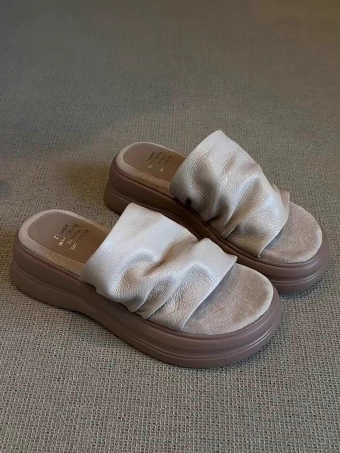 Soft leather~ heightened platform slippers women s summer outer wear 2025 new fashion high-end sense beautiful with skirt cool slippers 40
Soft leather~ heightened platform slippers women s summer outer wear 2025 new fashion high-end sense beautiful with skirt cool slippers 40