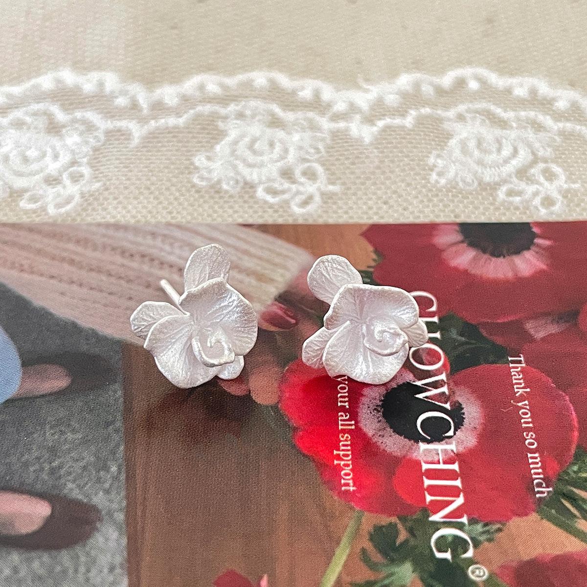 Супер белые легкие роскошные серьги-гвоздики Mori Phalaenopsis женские французские ретро элегантные серебряные серьги-иглы серьги нишевого дизайна 925 silver needle
Супер белые легкие роскошные серьги-гвоздики Mori Phalaenopsis женские французские ретро элегантные серебряные серьги-иглы серьги нишевого дизайна 925 silver needle