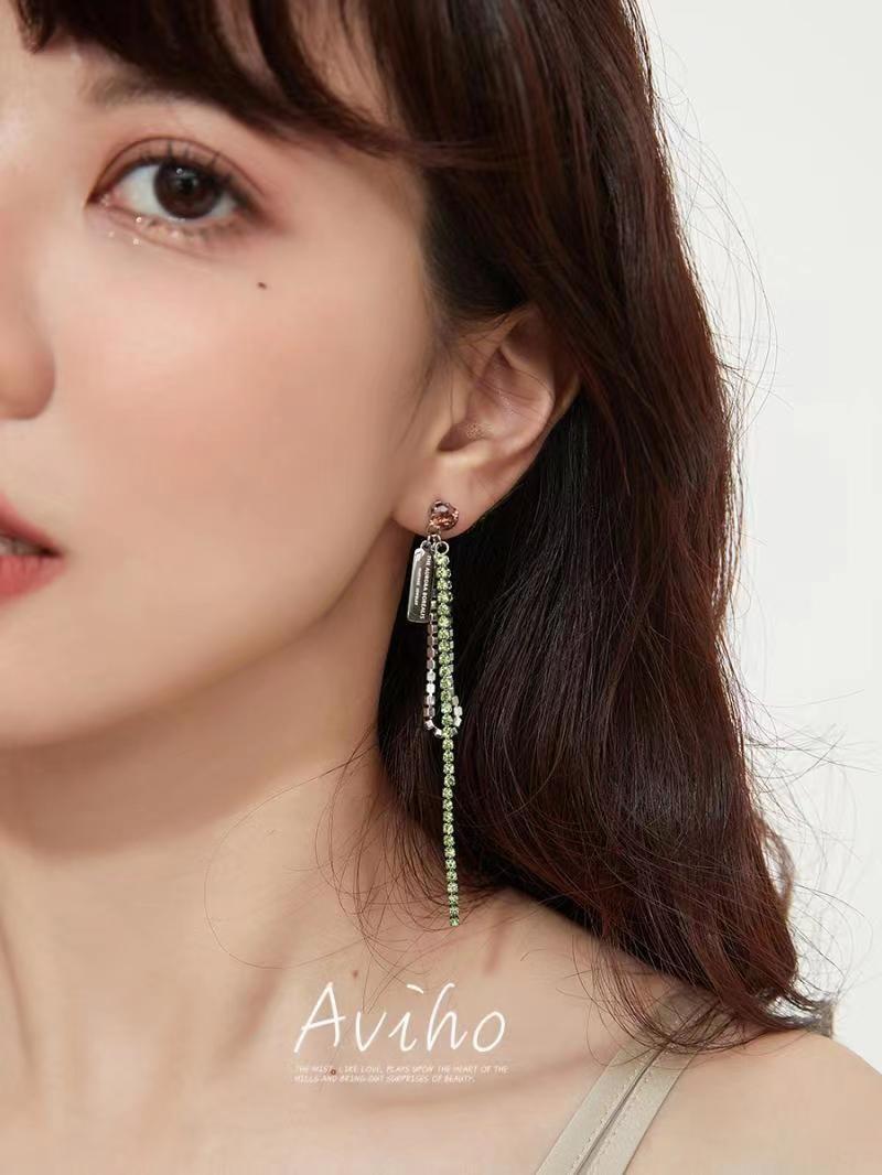 Aviho Cuiyu fringed, long fringed tag earrings, niche cold wind pink green diamond inlaid earrings.
Aviho Cuiyu fringed, long fringed tag earrings, niche cold wind pink green diamond inlaid earrings.